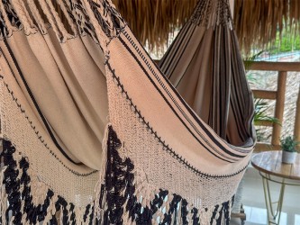 Gros plan de la finition artisanale du bord du hamac colombien XL, avec son design tribal et ses franges décoratives