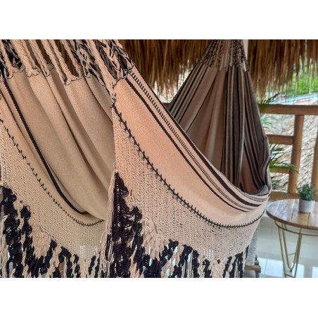 Gros plan de la finition artisanale du bord du hamac colombien XL, avec son design tribal et ses franges décoratives