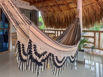 Hamac colombien XL de luxe, avec corps clair et motif tribal foncé sur les bords à franges