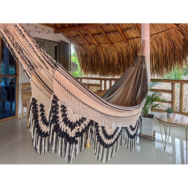 Hamac colombien XL de luxe, avec corps clair et motif tribal foncé sur les bords à franges