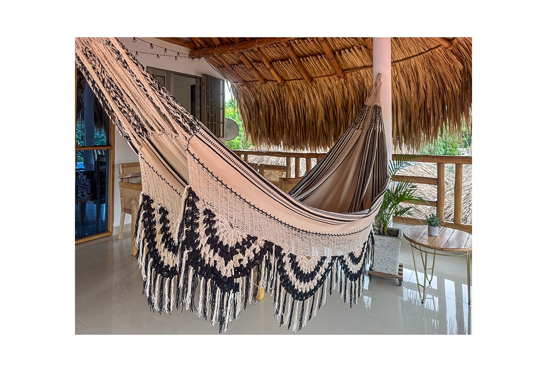 Hamac colombien XL de luxe, avec corps clair et motif tribal foncé sur les bords à franges