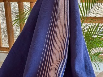 Gros plan sur les franges décoratives blanches et bleues d'un hamac colombien taille L