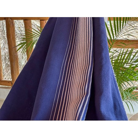 Gros plan sur les franges décoratives blanches et bleues d'un hamac colombien taille L