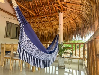 Hamac colombien taille L aux couleurs bleues et blanches, suspendu dans un cadre paisible avec vue sur la nature