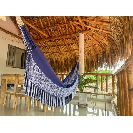 Hamac colombien taille L aux couleurs bleues et blanches, suspendu dans un cadre paisible avec vue sur la nature
