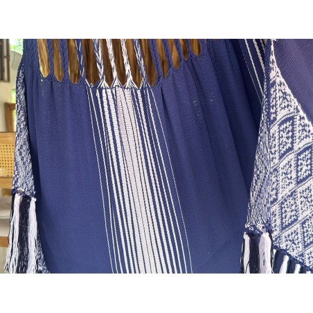 Gros plan sur les franges décoratives blanches et bleues d'un hamac colombien taille L