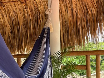 Focus sur la texture du tissu bleu et les cordes de suspension robustes d'un hamac colombien taille L