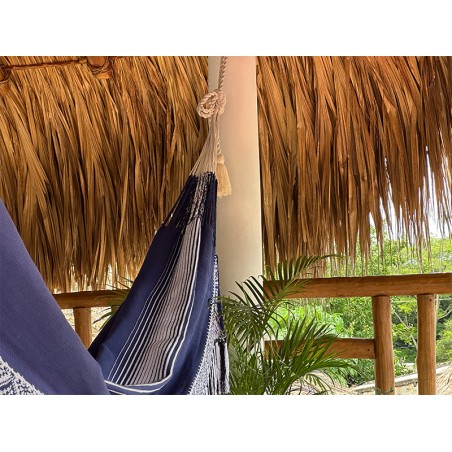 Focus sur la texture du tissu bleu et les cordes de suspension robustes d'un hamac colombien taille L