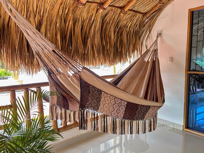Hamac colombien XL de luxe, à rayures dans des tons terre chauds et motif artisanal sur les bords