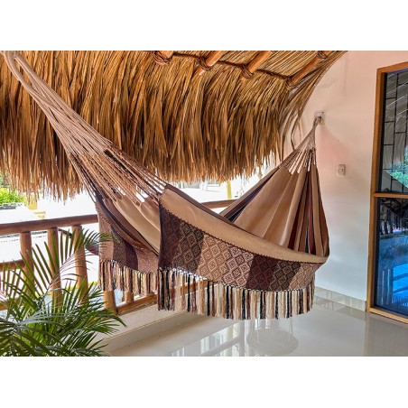 Hamac colombien XL de luxe, à rayures dans des tons terre chauds et motif artisanal sur les bords