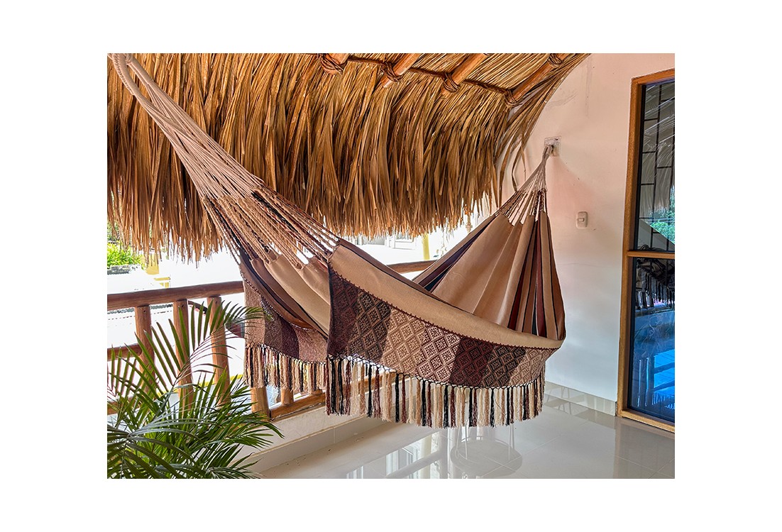 Hamac colombien XL de luxe, à rayures dans des tons terre chauds et motif artisanal sur les bords