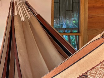 Vue rapprochée des rayures du hamac colombien dans des couleurs chaudes et de sa connexion robuste