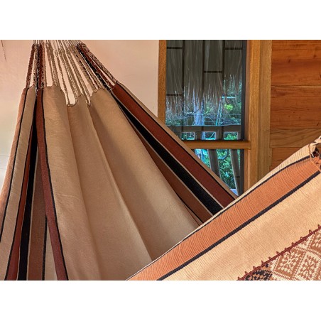 Vue rapprochée des rayures du hamac colombien dans des couleurs chaudes et de sa connexion robuste