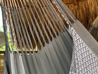 Gros plan des cordes de suspension résistantes et du corps d'un hamac colombien taille L dans des tons gris-vert doux et blanc
