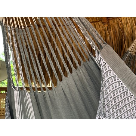Gros plan des cordes de suspension résistantes et du corps d'un hamac colombien taille L dans des tons gris-vert doux et blanc