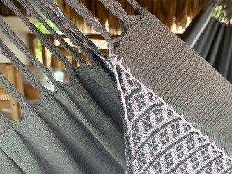 Détail de la transition entre les cordes de support et le corps d'un hamac colombien taille L, montrant la connexion renforcée