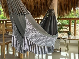 Hamac colombien en coton taille L dans des tons gris-vert doux et blanc avec des motifs géométriques