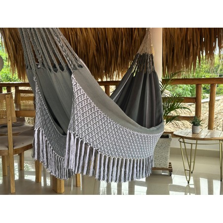 Hamac colombien en coton taille L dans des tons gris-vert doux et blanc avec des motifs géométriques