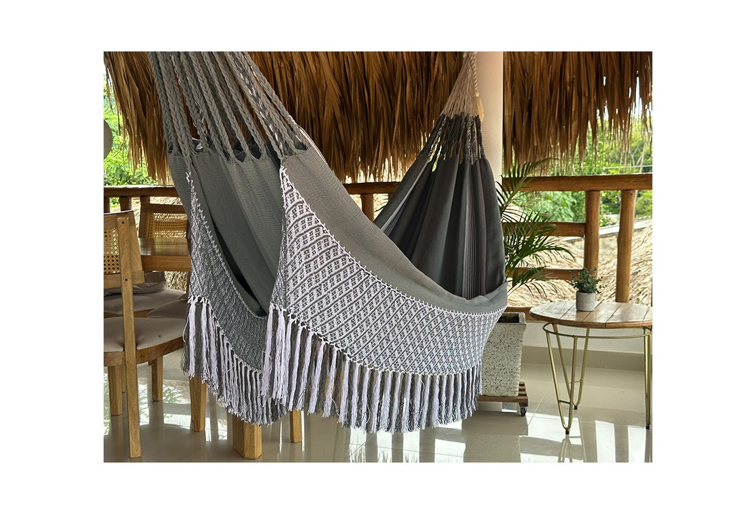 Hamac colombien en coton taille L dans des tons gris-vert doux et blanc avec des motifs géométriques