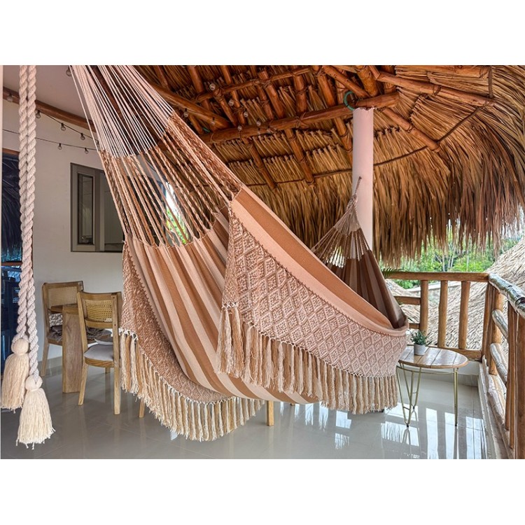 Hamac colombien en coton naturel de couleur beige, taille L, élégamment suspendu dans un environnement extérieur