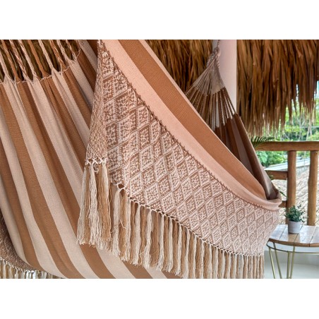 Gros plan du bord délicat d'un hamac colombien de couleur crème, mettant en évidence les franges artisanales complexes