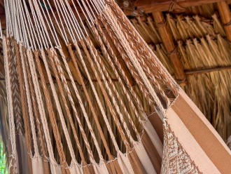 Gros plan des cordes de suspension robustes d'un hamac colombien en coton beige, démontrant la structure solide