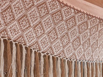 Détail du motif de tissage en forme de losanges et de la texture riche du coton sur le corps d'un hamac colombien