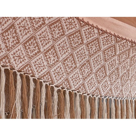 Détail du motif de tissage en forme de losanges et de la texture riche du coton sur le corps d'un hamac colombien