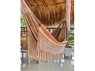 Vue latérale complète d'un hamac colombien spacieux en coton taille L, suspendu librement