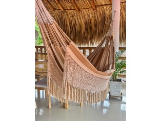 Vue latérale complète d'un hamac colombien spacieux en coton taille L, suspendu librement