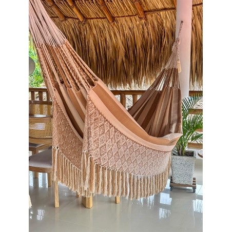 Vue latérale complète d'un hamac colombien spacieux en coton taille L, suspendu librement