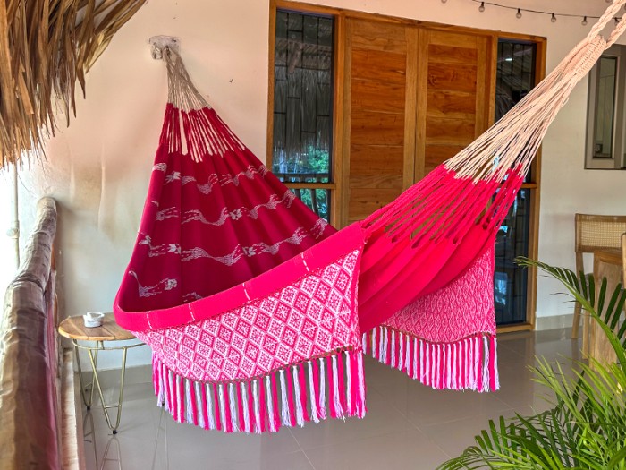 Hamac colombien XL de luxe dans un vibrant couleur rouge avec détails brodés artisanaux sur les bords Hamac colombien XL de luxe dans un vibrant couleur rouge avec détails brodés artisanaux sur les bords
