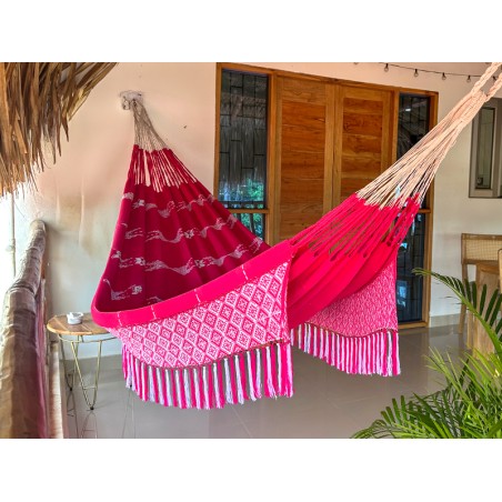 Hamac colombien XL de luxe dans un vibrant couleur rouge avec détails brodés artisanaux sur les bords