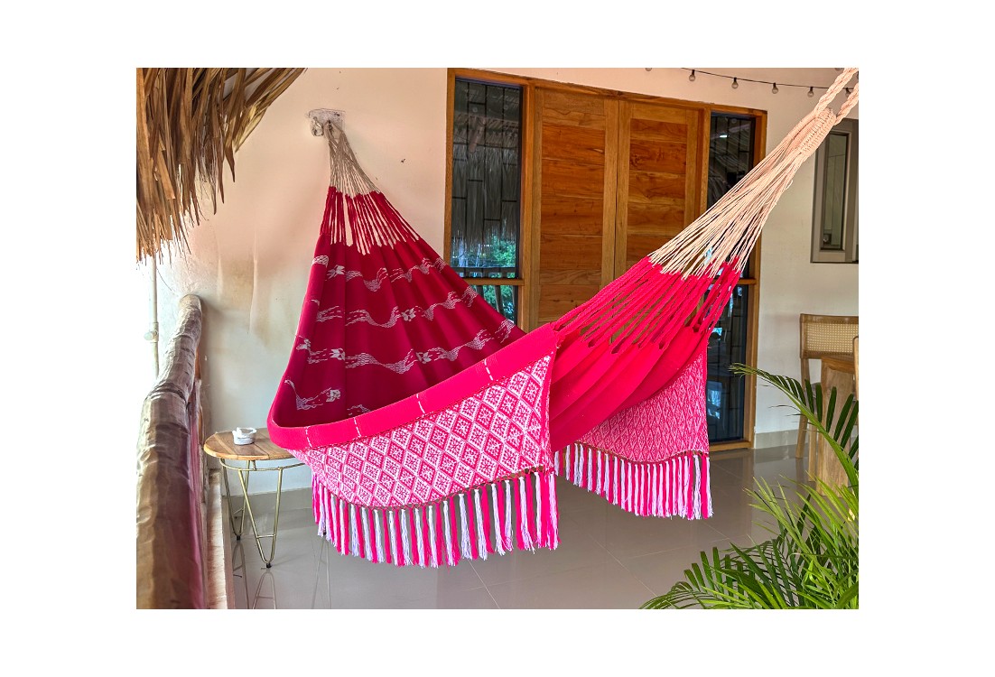 Hamac colombien XL de luxe dans un vibrant couleur rouge avec détails brodés artisanaux sur les bords
