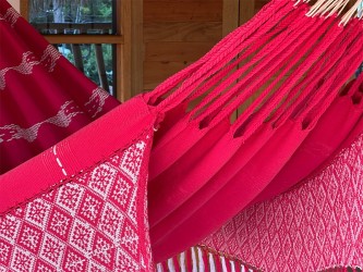 Détail de l'exquis motif brodé à la main et des franges du hamac colombien en rouge vibrant
