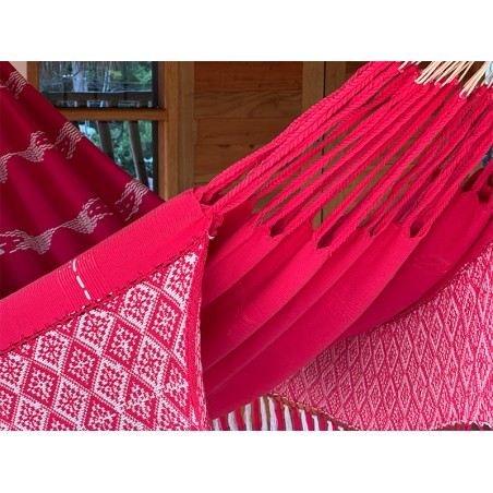 Détail de l'exquis motif brodé à la main et des franges du hamac colombien en rouge vibrant