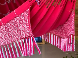 Vue rapprochée du tissu lisse sur le corps principal du hamac colombien, dans un captivant couleur rouge