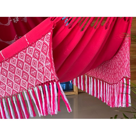 Vue rapprochée du tissu lisse sur le corps principal du hamac colombien, dans un captivant couleur rouge