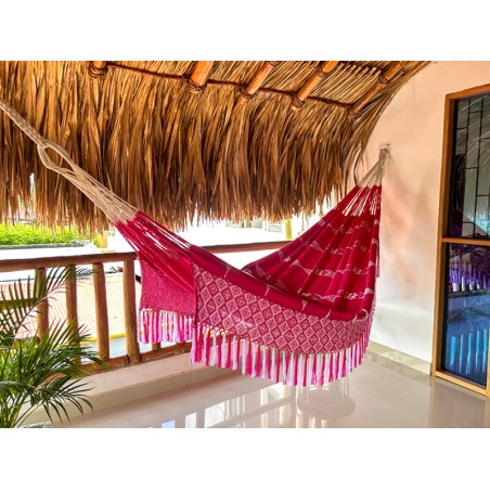 Gros plan du motif brodé artisanal détaillé et des franges aux extrémités du hamac colombien XL