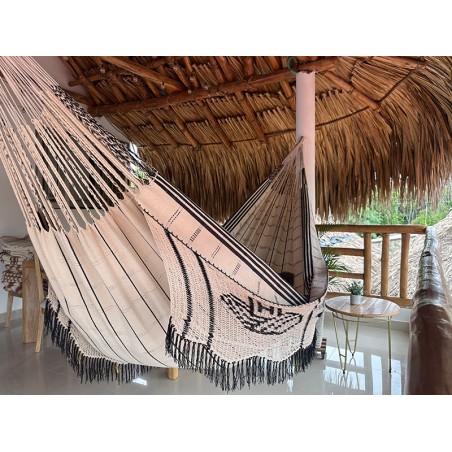 Hamac colombien XXL au design sophistiqué dans des tons beige clair avec rayures et un motif artisanal foncé sur les bords