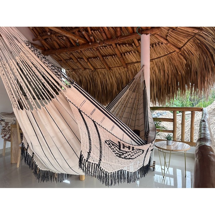 Hamac colombien XXL au design sophistiqué dans des tons beige clair avec rayures et un motif artisanal foncé sur les bords