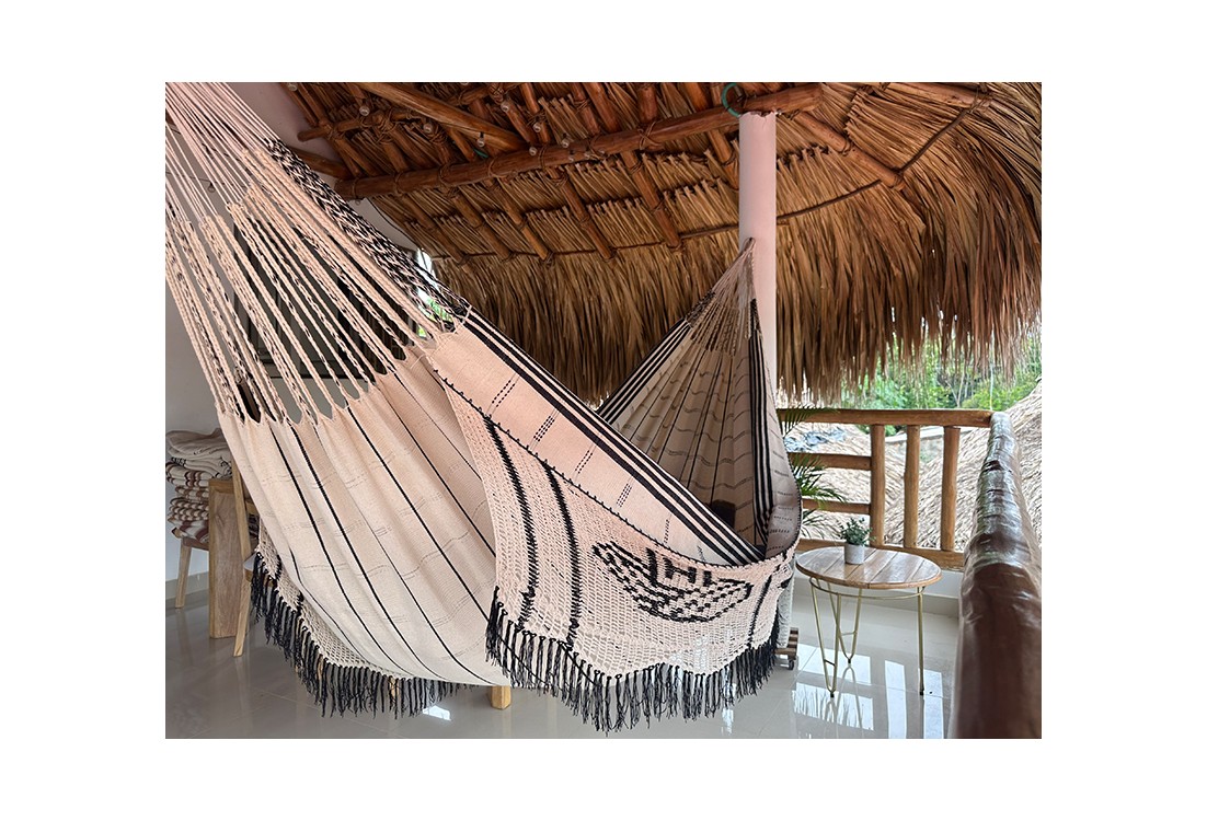 Hamac colombien XXL au design sophistiqué dans des tons beige clair avec rayures et un motif artisanal foncé sur les bords