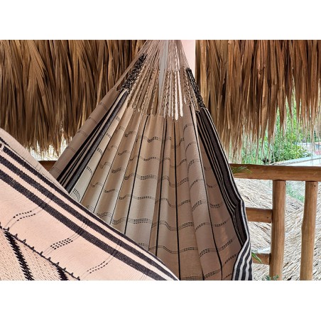 Vue intérieure du hamac colombien montrant le confort et le motif à rayures dans des tons clairs