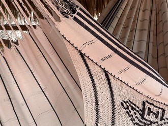 Texture de haute qualité du hamac colombien, montrant les fines rayures foncées sur le tissu beige clair