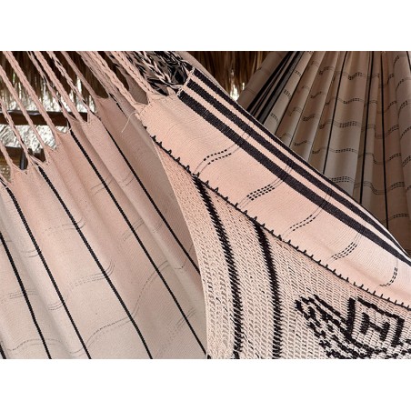 Texture de haute qualité du hamac colombien, montrant les fines rayures foncées sur le tissu beige clair