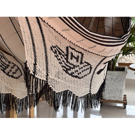 Détail du tissage artisanal du hamac colombien : un motif distinctif sur le bord foncé avec franges, sur fond beige clair