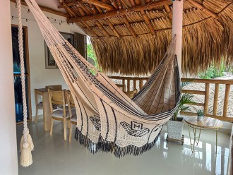 Grand hamac colombien avec un design raffiné dans des tons clairs et des rayures foncées, pièce maîtresse pour la relaxation