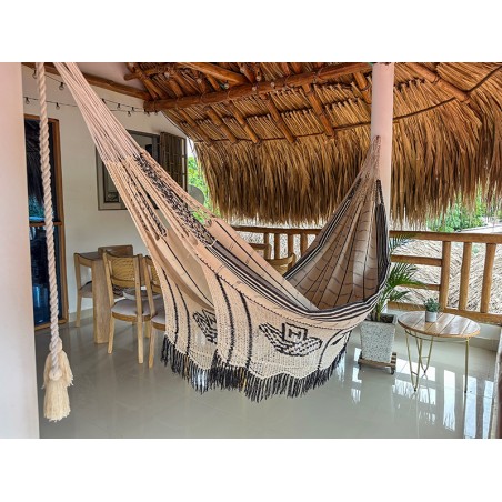 Grand hamac colombien avec un design raffiné dans des tons clairs et des rayures foncées, pièce maîtresse pour la relaxation