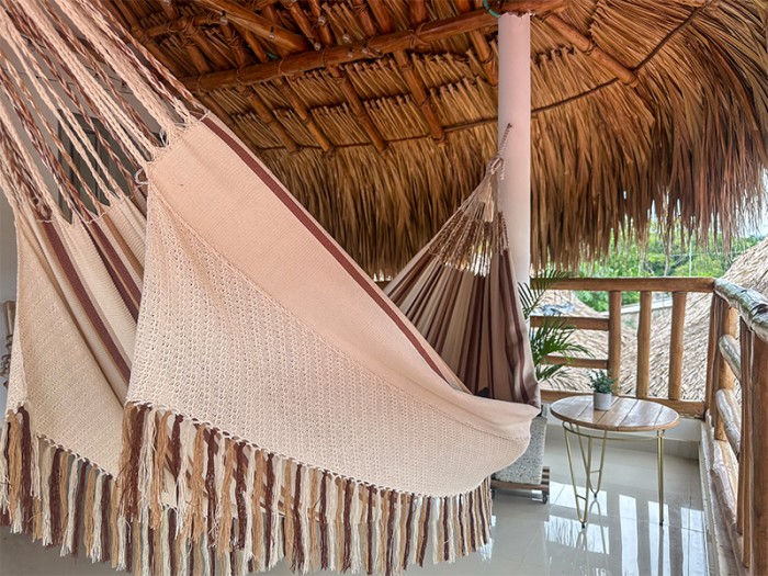 Hamac colombien L de luxe de couleur écru ou beige avec un motif géométrique foncé saisissant sur les bords et franges Hamac colombien L de luxe de couleur écru ou beige avec un motif géométrique foncé saisissant sur les bords et franges