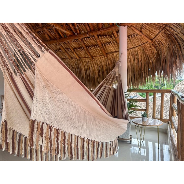 Hamac colombien L de luxe de couleur écru ou beige avec un motif géométrique foncé saisissant sur les bords et franges